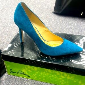 Sam Edelman size 7.5 blue close toed pointy pumps worn once new in box